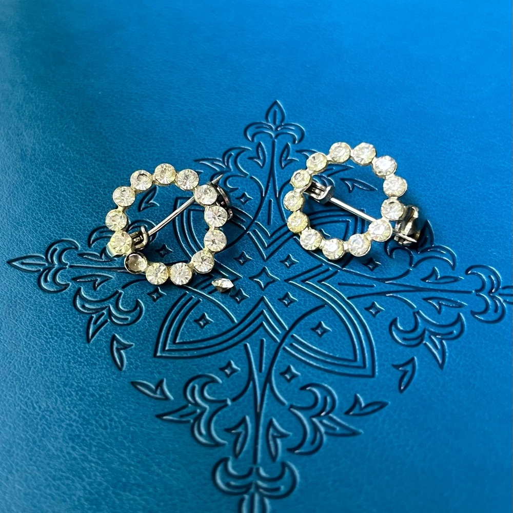 Circle rhinestone brooches